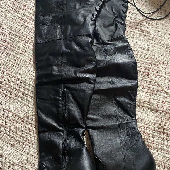 Black thigh high boots - Picture 4 of 10